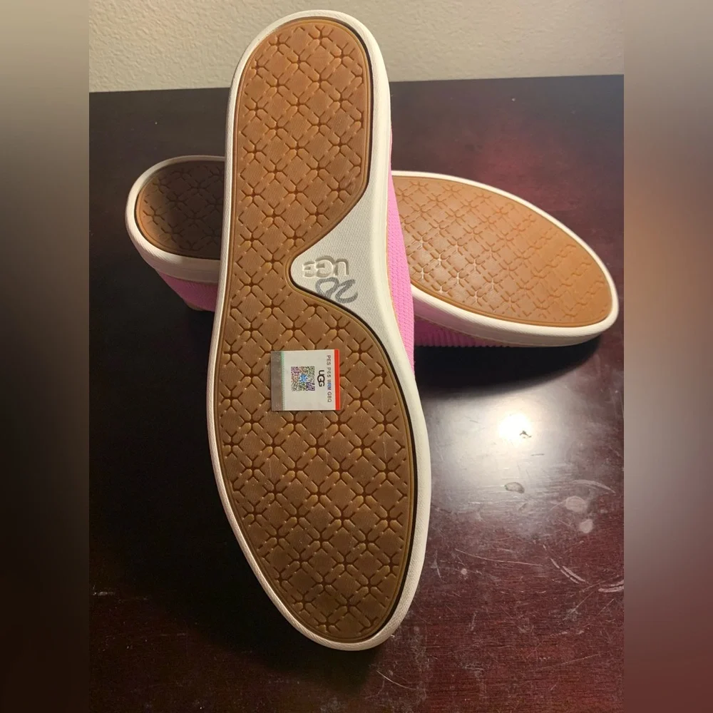 Size 10 UGG Pink Alameda Slip-on. - Picture 2 of 3